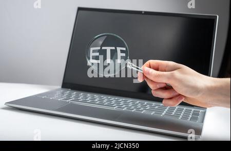 Indice ETF, acronimo tramite lente di ingrandimento. Foto Foto Stock