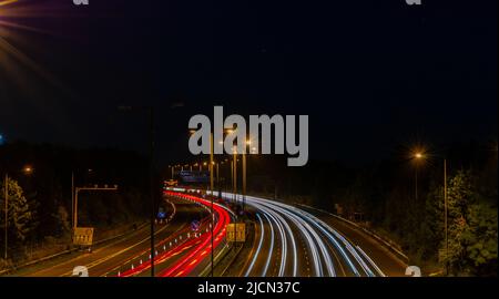 Lunga esposizione dell'autostrada M56, situata vicino all'Aeroporto di Manchester, Manchester, Regno Unito. Foto Stock