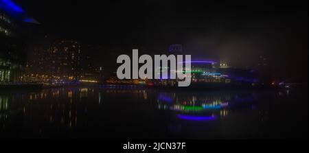 Quays teatro in una notte di nebbia, Salford Quays, Manchester, Greater Manchester, Regno Unito. Foto Stock