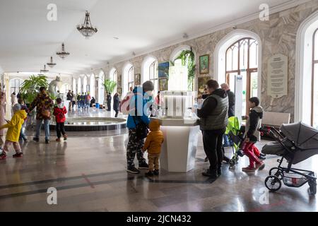 Kislovodsk, Russia - 08 maggio 2022: Galleria Kislovodsk Narzan, molte persone bevono acqua minerale sana e la versano in bottiglie Foto Stock
