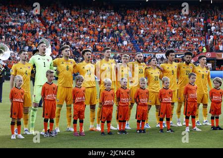 ROTTERDAM - (LR) ben Davies del Galles, portiere del Galles Wayne Hennessey, Joe Rodon del Galles, Ethan Ampadu del Galles, Chris Mepham del Galles, Matthew Smith del Galles, Wesley Burns del Galles, Daniel James del Galles, Brennan Johnson del Galles, Sorba Thomas del Galles, Harry Wilson del Galles durante la formazione durante la partita della UEFA Nations League tra Paesi Bassi e Galles al Feyenoord Stadium il 14 giugno 2022 a Rotterdam, Paesi Bassi. ANP MAURICE VAN STEEN Foto Stock