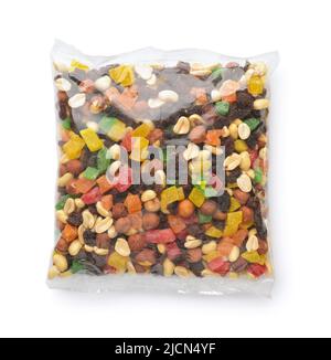 Vista frontale di frutta secca mista e noci in sacchetto di plastica trasparente isolato su bianco Foto Stock