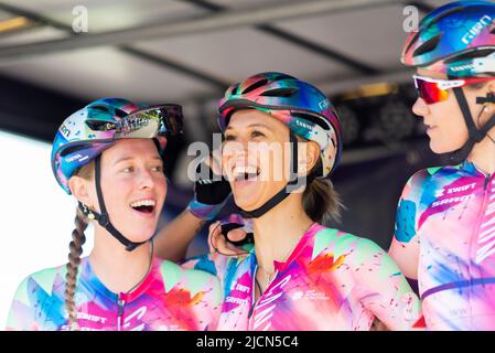 Alice Barnes, Katarzyna Niewiadoma, ciclisti del Canyon/SRAM Racing alla gara ciclistica femminile RideLondon Classique 2022 a Maldon, Essex, Regno Unito Foto Stock