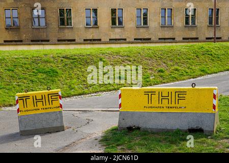 Edificio presso l'ex aeroporto Tempelhof di Berlino, uno dei primi aeroporti di Berlino, Germania, 1.5.22 Foto Stock