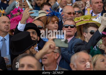 Ascot, Berkshire, Regno Unito. 14th giugno 2022. La folla si diverse a correre al Royal Ascot. Credit: Maureen McLean/Alamy Live News Foto Stock