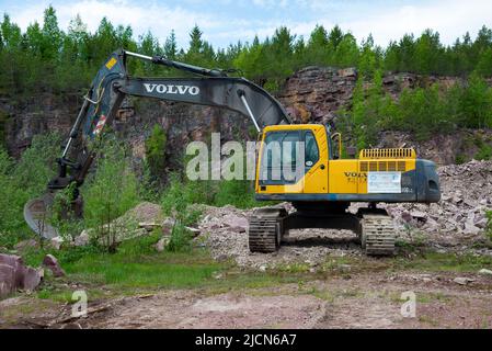 QUARTZITE, RUSSIA - 12 GIUGNO 2022: Escavatore Volvo nella cava di quarzite di lamponi. Karelia Foto Stock