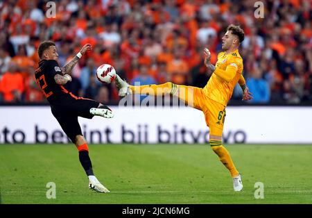 I Paesi Bassi Noa Lang e il Galles Joe Rodon (a destra) combattono per la palla durante la partita della UEFA Nations League allo Stadion Feijenoord di Rotterdam. Data foto: Martedì 14 giugno 2022. Foto Stock