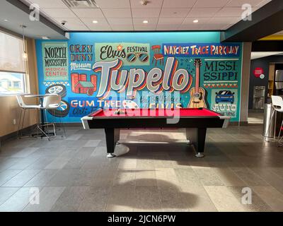 Tupelo, MS USA - 5 maggio 2022: Il murale di Tupelo nella lobby del Tru Hotel a Tupelo, Mississippi. Foto Stock