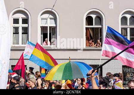 I residenti locali guardano la processione attraverso le loro finestre durante il rally orgoglio. 14th processione d'orgoglio a Wroclaw. Si è concentrata non solo sulla parità, ma anche sugli eventi attuali riguardanti l’Ucraina e le restrizioni della legge sull’aborto. Durante la marcia è apparso un gruppo di controrivestazioni cattoliche, tuttavia è stato pacificamente separato dalla polizia. Foto Stock