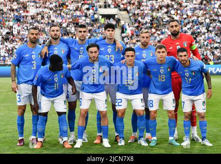 14 giugno 2022, Renania Settentrionale-Vestfalia, Mönchengladbach: Calcio: Lega delle nazioni A, Germania - Italia, fase del Gruppo, Gruppo 3, giorno 4, Stadion im Borussia-Park, i giocatori italiani si sono schierati per una foto di squadra prima della partita (fronte/F.l.) Degnand Wilfried Gnonto, Davide Calabria, Giacomo Raspadori, Nicolo Barella, Matteo Politano; (Indietro/da sinistra)Leonardo Spinazzola, Bryan Cristante, Gianluca Mancini, Alessandro Bastoni, Davide Frattesi e portiere Gianluigi DONNARUMMA. Foto: Marius Becker/dpa Foto Stock