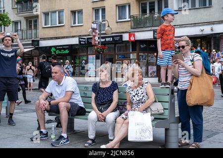 Wroclaw, Polonia. 11th giugno 2022. Gli spettatori guardano il rally Pride da una panchina. 14th processione d'orgoglio a Wroclaw. Si è concentrata non solo sulla parità, ma anche sugli eventi attuali riguardanti l’Ucraina e le restrizioni della legge sull’aborto. Durante la marcia è apparso un gruppo di controrivestazioni cattoliche, tuttavia è stato pacificamente separato dalla polizia. (Foto di Amadeusz Swierk/SOPA Images/Sipa USA) Credit: Sipa USA/Alamy Live News Foto Stock