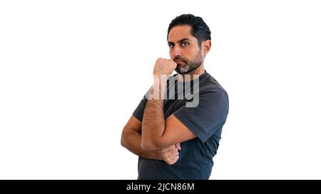 Ritratto di bell'uomo che pensa provare a risolvere il problema posa su sfondo isolato. Bell'uomo caucasico Foto Stock