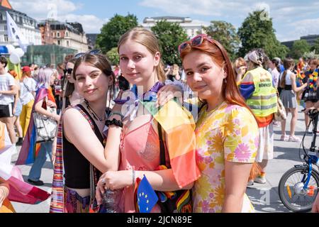 Wroclaw, Polonia. 11th giugno 2022. Giovani dimostranti visti prima del rally orgoglio. 14th processione d'orgoglio a Wroclaw. Si è concentrata non solo sulla parità, ma anche sugli eventi attuali riguardanti l’Ucraina e le restrizioni della legge sull’aborto. Durante la marcia è apparso un gruppo di controrivestazioni cattoliche, tuttavia è stato pacificamente separato dalla polizia. (Foto di Amadeusz Swierk/SOPA Images/Sipa USA) Credit: Sipa USA/Alamy Live News Foto Stock