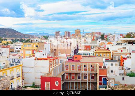 Paesaggio urbano di Cartagena, case colorate e montagne sullo sfondo, Spagna Foto Stock
