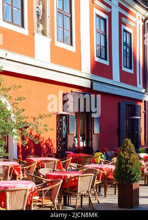 Street cafe vista alla luce del sole del mattino, Gyor, Ungheria Foto Stock