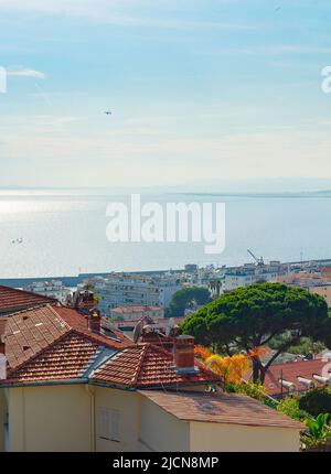 Paesaggio urbano aereo di Sanremo, località balneare mediterranea al sole, Italia Foto Stock