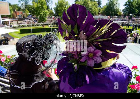 Ascot, Berkshire, Regno Unito. 14th giugno 2022. Cappelli colorati al Royal Ascot. Credit: Maureen McLean/Alamy Live News Foto Stock