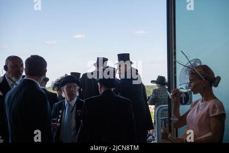 Ascot, Berkshire, Regno Unito. 14th giugno 2022. Cappelli e code top al Royal Ascot. Credit: Maureen McLean/Alamy Live News Foto Stock