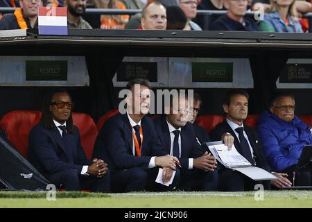 ROTTERDAM - (LR) l'assistente allenatore olandese Edgar Davids, l'allenatore olandese Louis van Gaal, l'assistente allenatore olandese Danny Blind, l'allenatore olandese Frans Hoek durante la partita della UEFA Nations League tra Paesi Bassi e Galles allo stadio Feyenoord il 14 giugno 2022 a Rotterdam, Paesi Bassi . ANP MAURICE VAN STEEN Foto Stock