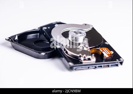 parti interne di un disco rigido isolate su sfondo bianco, primo piano della vista interna dell'unità disco rigido Foto Stock