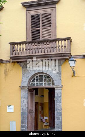 Primo piano ingresso facciata della vecchia casa museo della famiglia Cáceres in Plaza de la pila a Icod de los Vinos, sull'isola di Tenerife, Canarie. Foto Stock