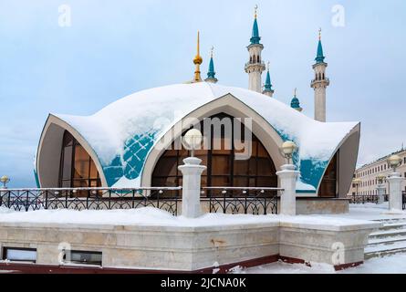 Kazan. Russia. L'edificio del banco escursioni nel Cremlino Kazan sullo sfondo della Moschea di Kul Sharif Foto Stock