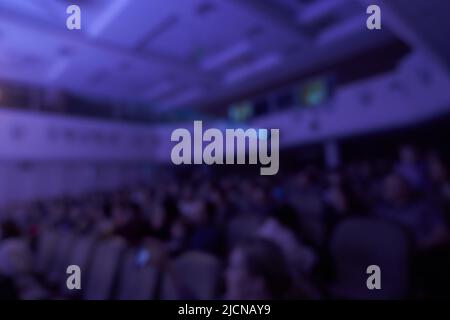 Sala eventi con sedie su sfondo sfocato. Il pubblico di una sala concerti di musica o di una sala conferenze per seminari nel settore educativo e creativo. Foto di alta qualità Foto Stock