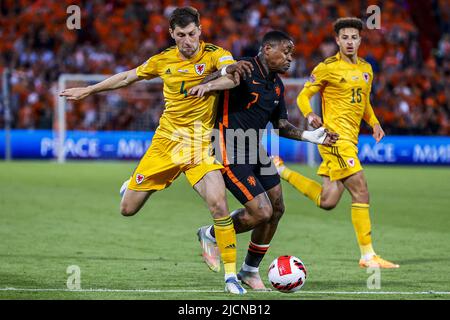 ROTTERDAM - (lr) ben Davies of Wales, Steven Bergwijn of Holland durante la partita della UEFA Nations League tra Paesi Bassi e Galles al Feyenoord Stadium il 14 giugno 2022 a Rotterdam, Paesi Bassi. ANP PIETER STAM DE YOUNG Foto Stock