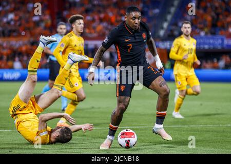 ROTTERDAM - (lr) ben Davies of Wales, Steven Bergwijn of Holland durante la partita della UEFA Nations League tra Paesi Bassi e Galles al Feyenoord Stadium il 14 giugno 2022 a Rotterdam, Paesi Bassi. ANP PIETER STAM DE YOUNG Foto Stock