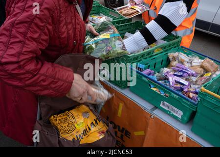 Glasgow, Regno Unito, 14 giugno 2022. Le persone si avvalgono di cibo gratuito presso la Food Bank, gestita dalla campagna Go Dharmic #FeedEveryone, che distribuisce migliaia di pasti in tutto il paese e si adopera per ridurre al minimo la crisi della #fame. Un evento settimanale a George Square, Glasgow, Scozia, il 14 giugno 2022. Photo credit: Jeremy Sutton-Hibbert/Alamy Live News. Foto Stock