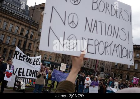 Glasgow, Scozia, 14 giugno 2022. Manifestazione contro la politica del Ministero degli interni di deportare rifugiati e richiedenti asilo in Ruanda, che inizia oggi, a George Square, a Glasgow, Scozia, Il 14 giugno 2022. Photo credit: Jeremy Sutton-Hibbert/Alamy Live News. Foto Stock