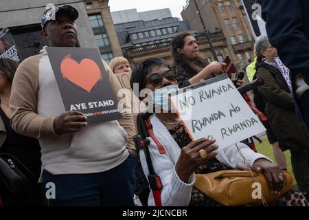 Glasgow, Scozia, 14 giugno 2022. Manifestazione contro la politica del Ministero degli interni di deportare rifugiati e richiedenti asilo in Ruanda, che inizia oggi, a George Square, a Glasgow, Scozia, Il 14 giugno 2022. Photo credit: Jeremy Sutton-Hibbert/Alamy Live News. Foto Stock