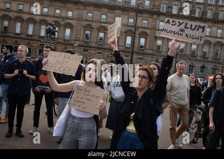 Glasgow, Scozia, 14 giugno 2022. Manifestazione contro la politica del Ministero degli interni di deportare rifugiati e richiedenti asilo in Ruanda, che inizia oggi, a George Square, a Glasgow, Scozia, Il 14 giugno 2022. Photo credit: Jeremy Sutton-Hibbert/Alamy Live News. Foto Stock