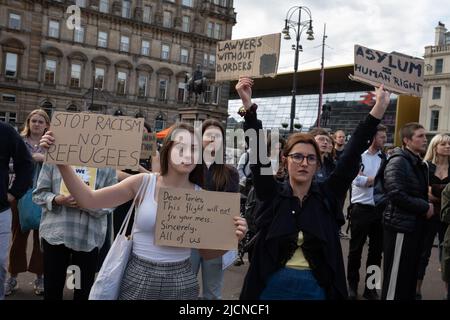 Glasgow, Scozia, 14 giugno 2022. Manifestazione contro la politica del Ministero degli interni di deportare rifugiati e richiedenti asilo in Ruanda, che inizia oggi, a George Square, a Glasgow, Scozia, Il 14 giugno 2022. Photo credit: Jeremy Sutton-Hibbert/Alamy Live News. Foto Stock