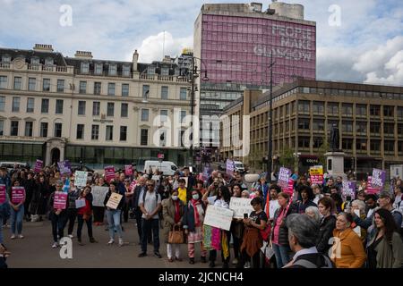 Glasgow, Scozia, 14 giugno 2022. Manifestazione contro la politica del Ministero degli interni di deportare rifugiati e richiedenti asilo in Ruanda, che inizia oggi, a George Square, a Glasgow, Scozia, Il 14 giugno 2022. Photo credit: Jeremy Sutton-Hibbert/Alamy Live News. Foto Stock