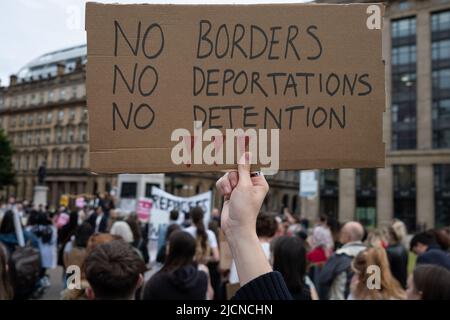 Glasgow, Scozia, 14 giugno 2022. Manifestazione contro la politica del Ministero degli interni di deportare rifugiati e richiedenti asilo in Ruanda, che inizia oggi, a George Square, a Glasgow, Scozia, Il 14 giugno 2022. Photo credit: Jeremy Sutton-Hibbert/Alamy Live News. Foto Stock