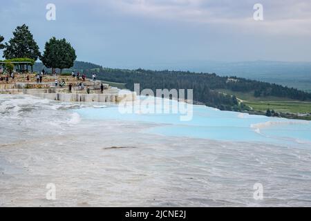 Piscine termali sulle terrazze di travertini. Pamukkale, Türkiye. Foto Stock