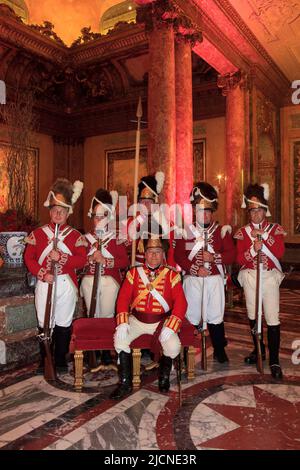 Soldati napoleonici britannici alla palla della Duchessa di Richmond all'Egmont Palace di Bruxelles, Belgio Foto Stock