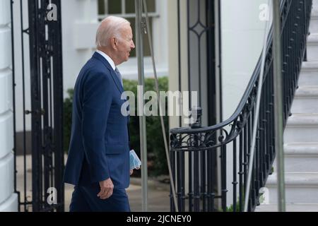 Washington, Vereinigte Staaten. 14th giugno 2022. Il presidente degli Stati Uniti Joe Biden parte dalla Casa Bianca a Washington DC per rivolgersi alla Convenzione costituzionale quadriennali AFL-CIO del 29th a Philadelphia, PA; 14 giugno 2022. Credit: Chris Kleponis/Pool via CNP/dpa/Alamy Live News Foto Stock