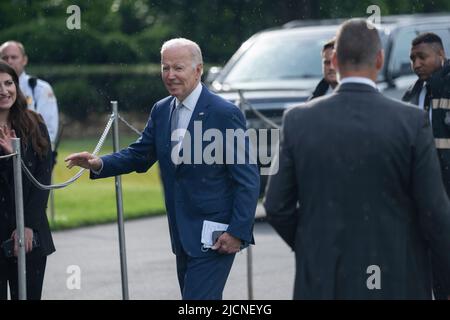 Washington, Vereinigte Staaten. 14th giugno 2022. Il presidente degli Stati Uniti Joe Biden Waves quando parte dalla Casa Bianca a Washington, DC per affrontare la Convenzione costituzionale Quadrenniale AFL-CIO del 29th a Philadelphia, PA; 14 giugno 2022. Credit: Chris Kleponis/Pool via CNP/dpa/Alamy Live News Foto Stock