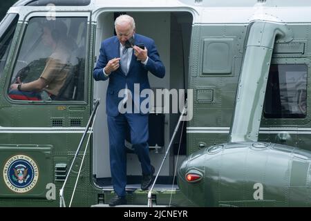 Washington, Vereinigte Staaten. 14th giugno 2022. Il presidente degli Stati Uniti Joe Biden ritorna alla Casa Bianca di Washington, DC dopo aver affrontato la Convenzione costituzionale Quadrenniale AFL-CIO del 29th a Philadelphia, Pennsylvania; 14 giugno 2022. Credit: Chris Kleponis/Pool via CNP/dpa/Alamy Live News Foto Stock