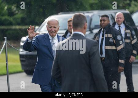 Washington, Vereinigte Staaten. 14th giugno 2022. Il presidente degli Stati Uniti Joe Biden Waves quando parte dalla Casa Bianca a Washington, DC per affrontare la Convenzione costituzionale Quadrenniale AFL-CIO del 29th a Philadelphia, PA; 14 giugno 2022. Credit: Chris Kleponis/Pool via CNP/dpa/Alamy Live News Foto Stock