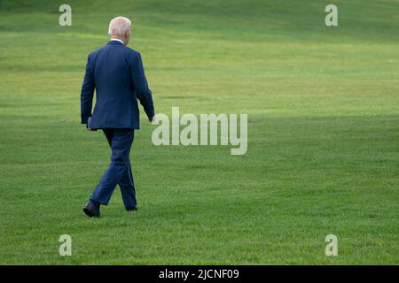 Washington, Vereinigte Staaten. 14th giugno 2022. Il presidente degli Stati Uniti Joe Biden parte dalla Casa Bianca a Washington DC per rivolgersi alla Convenzione costituzionale quadriennali AFL-CIO del 29th a Philadelphia, PA; 14 giugno 2022. Credit: Chris Kleponis/Pool via CNP/dpa/Alamy Live News Foto Stock