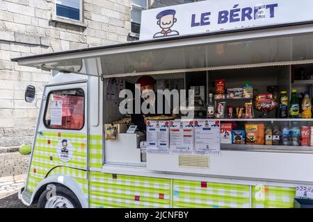 Le Béret Food Truck nel cortile Collins Barracks, Dublino, Irlanda. Serve piatti francesi e caffè Foto Stock