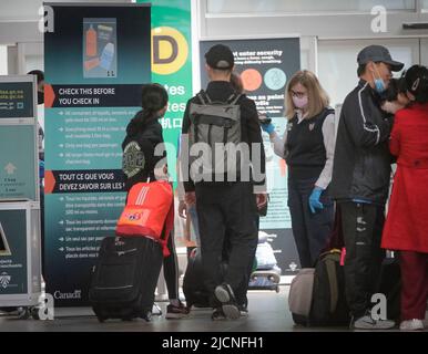 Richmond, Canada. 14th giugno 2022. I viaggiatori entrano in un cancello d'imbarco all'Aeroporto Internazionale di Vancouver a Richmond, British Columbia, Canada, il 14 giugno 2022. Il governo federale canadese ha annunciato martedì che sospenderà i requisiti di vaccinazione contro COVID-19 per i viaggi nazionali e in uscita, i settori di trasporto regolamentati a livello federale e i dipendenti del governo federale a partire da giugno 20. Credit: Liang Sen/Xinhua/Alamy Live News Foto Stock