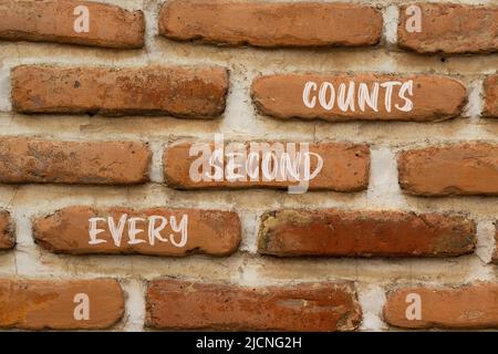 Ogni secondo conta il simbolo. Parole di concetto ogni secondo conta su mattoni rossi su uno sfondo bello muro di mattoni. Business, motivazionale e ogni sec Foto Stock
