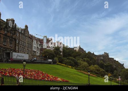 Con il suo maestoso castello e il famoso festival, Edimburgo è una delle città più straordinarie d'Europa. Foto Stock