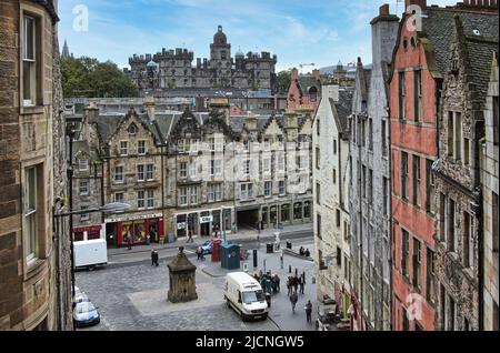 Con il suo maestoso castello e il famoso festival, Edimburgo è una delle città più straordinarie d'Europa. Foto Stock