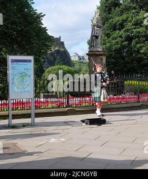 Con il suo maestoso castello e il famoso festival, Edimburgo è una delle città più straordinarie d'Europa. Foto Stock