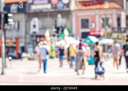 grande folla di persone anonime offuscate Foto Stock